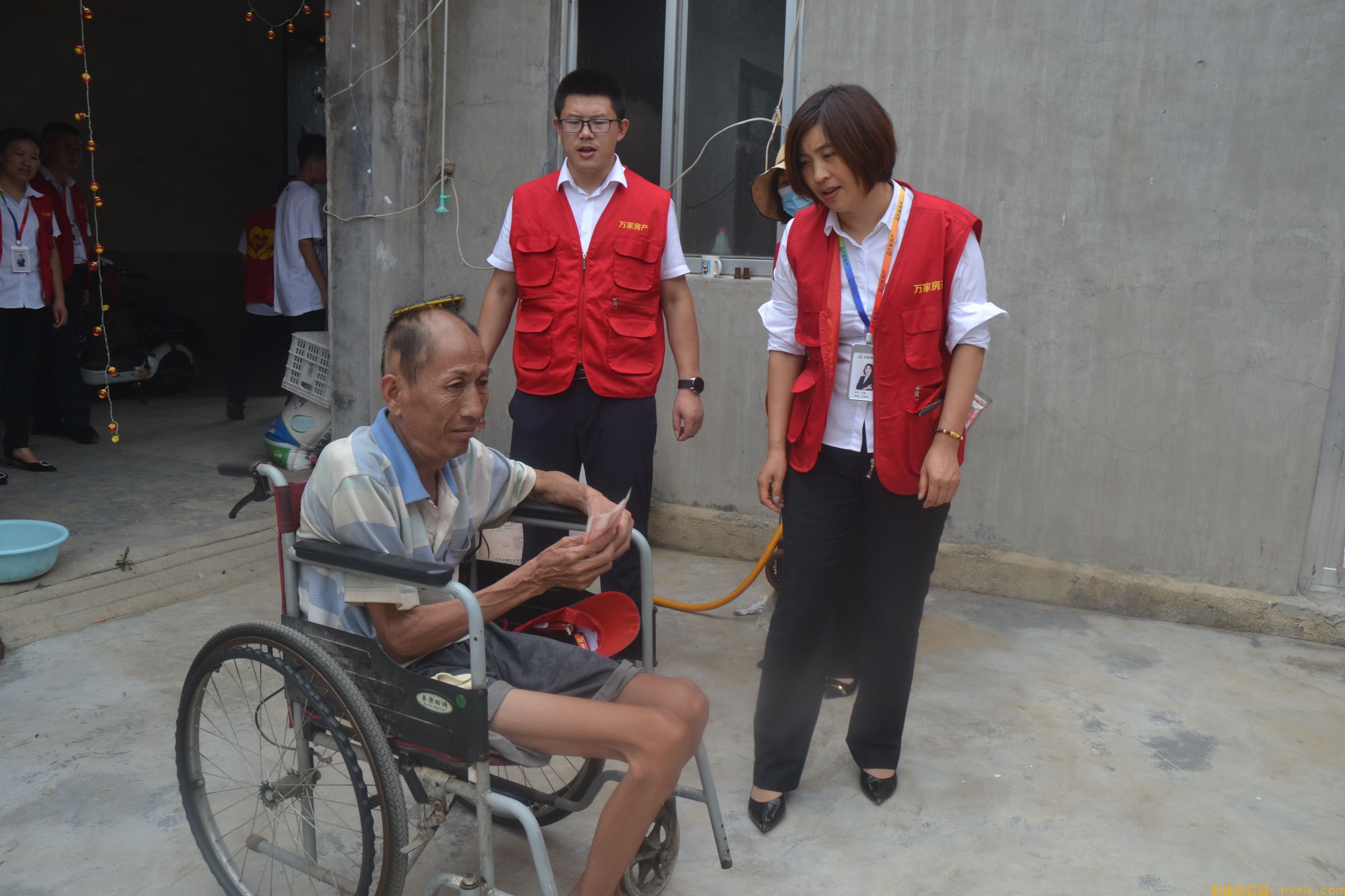 平邑万家房产携手心连心志愿者，为仲村镇、岐山镇的部分孩子送去了助学金(图16)