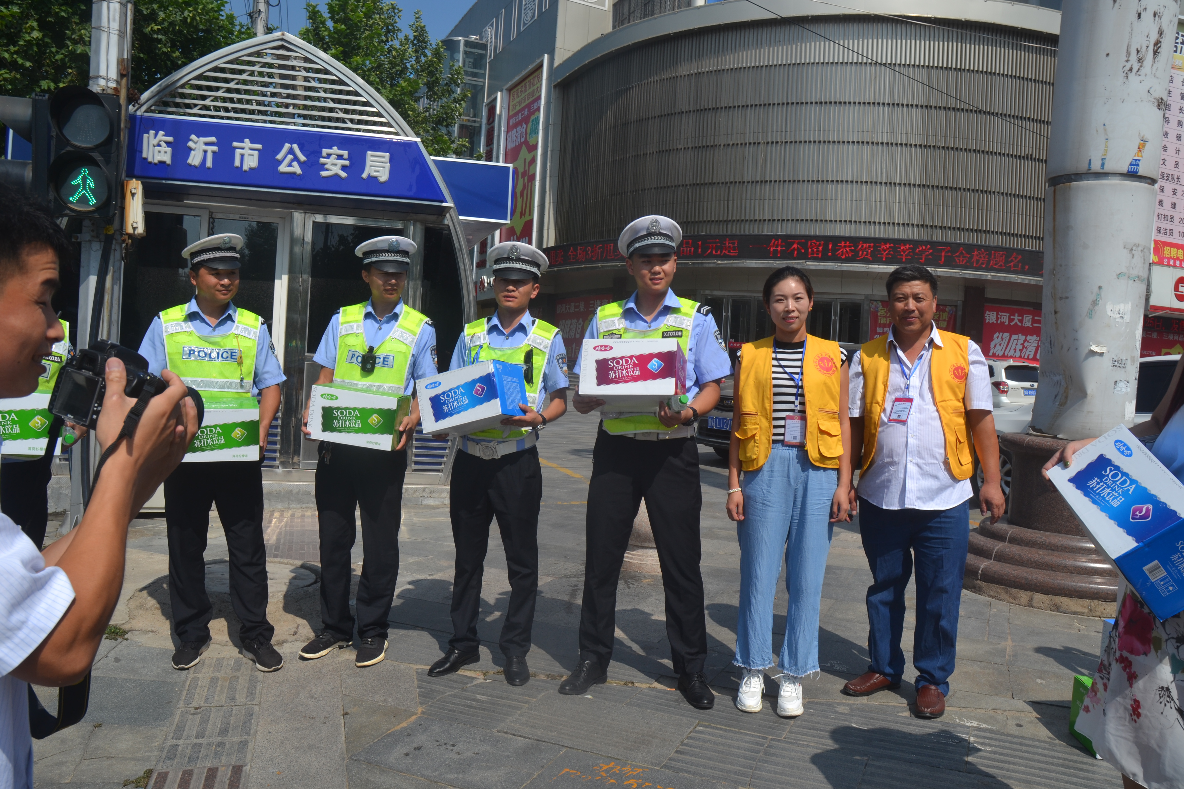娃哈哈联合平邑心连心公益为交警送清凉(图5)
