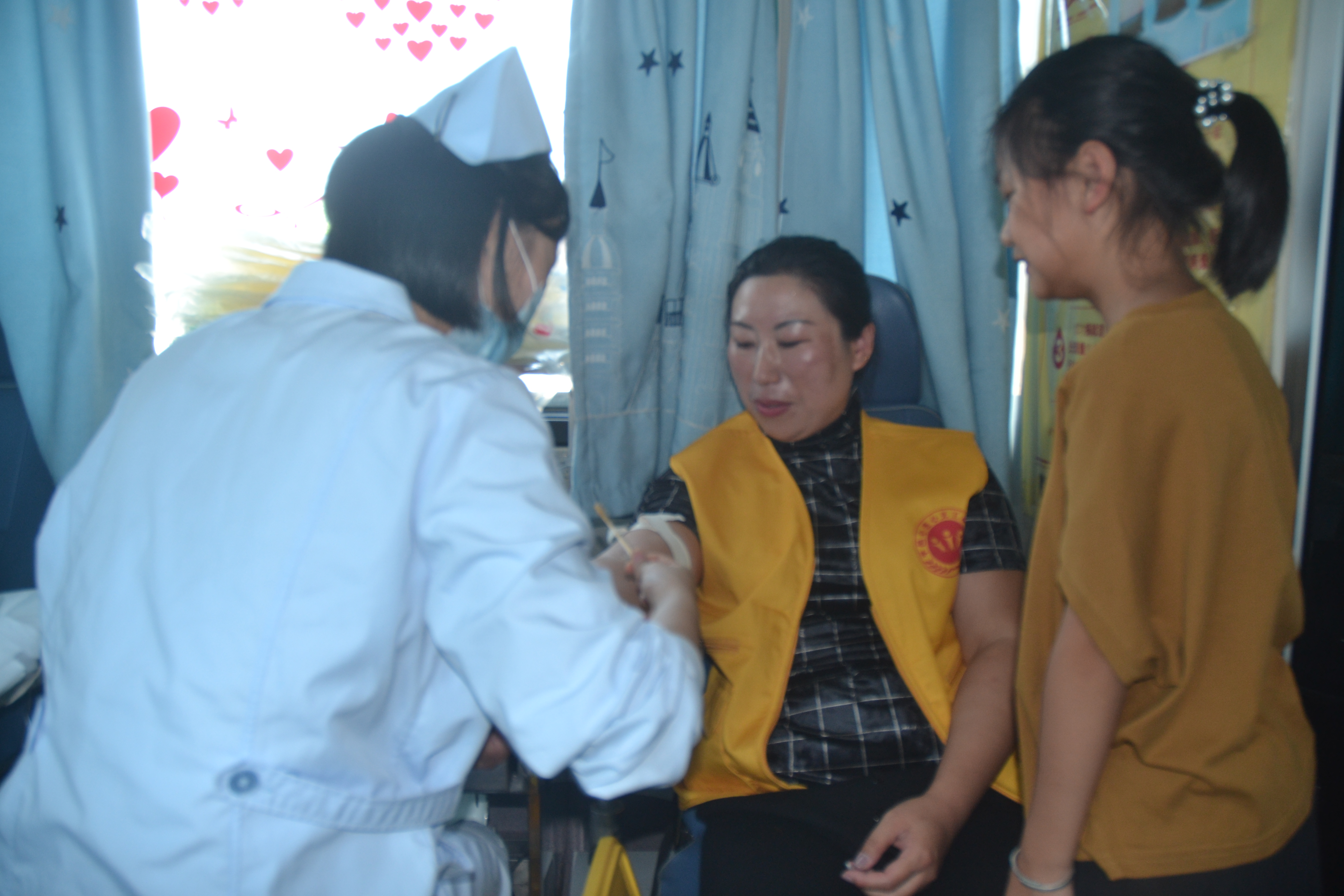 让血液把我们的心连接在一起 ----心连心献血纪实(图10)