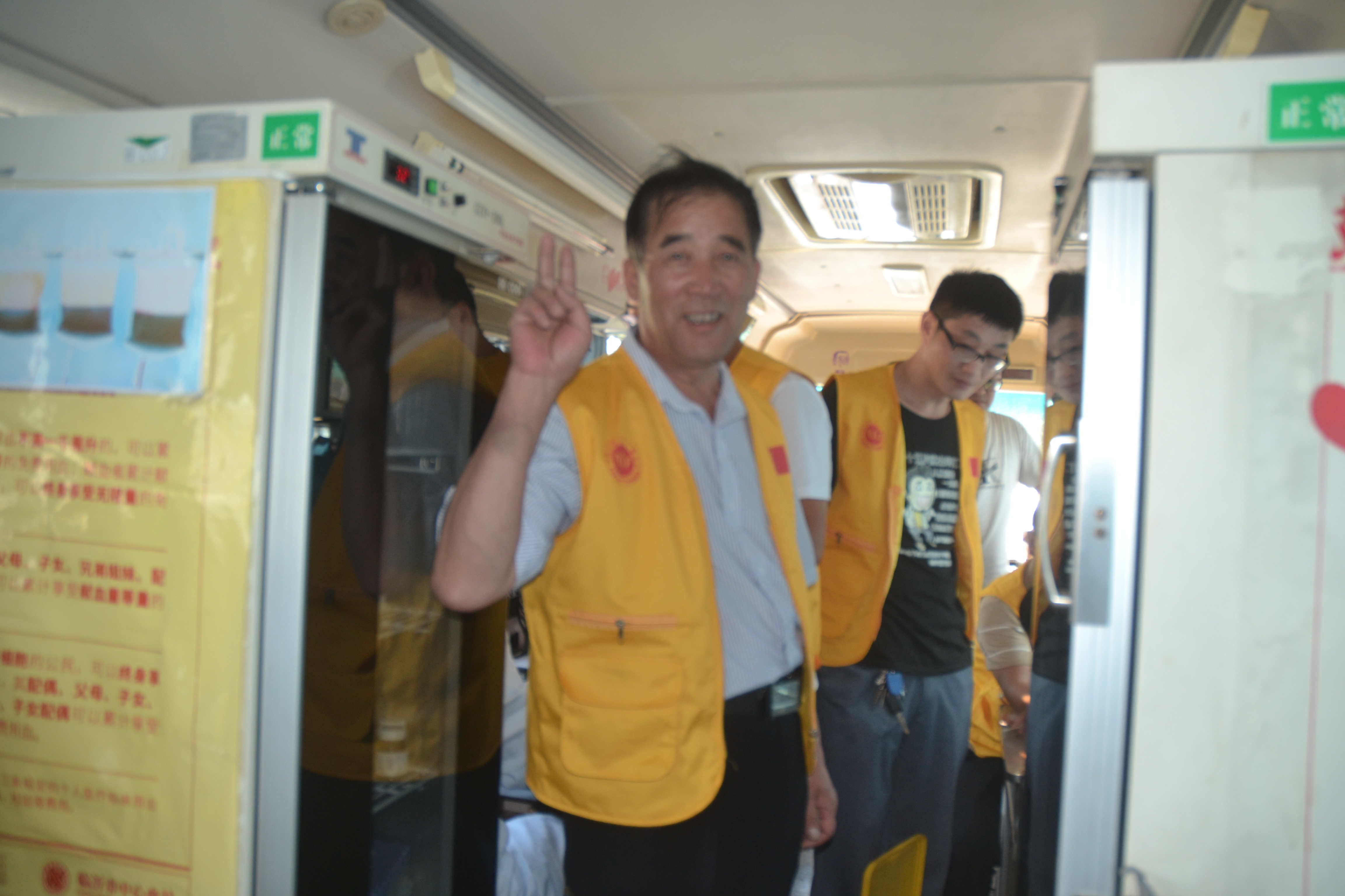 让血液把我们的心连接在一起 ----心连心献血纪实(图25)