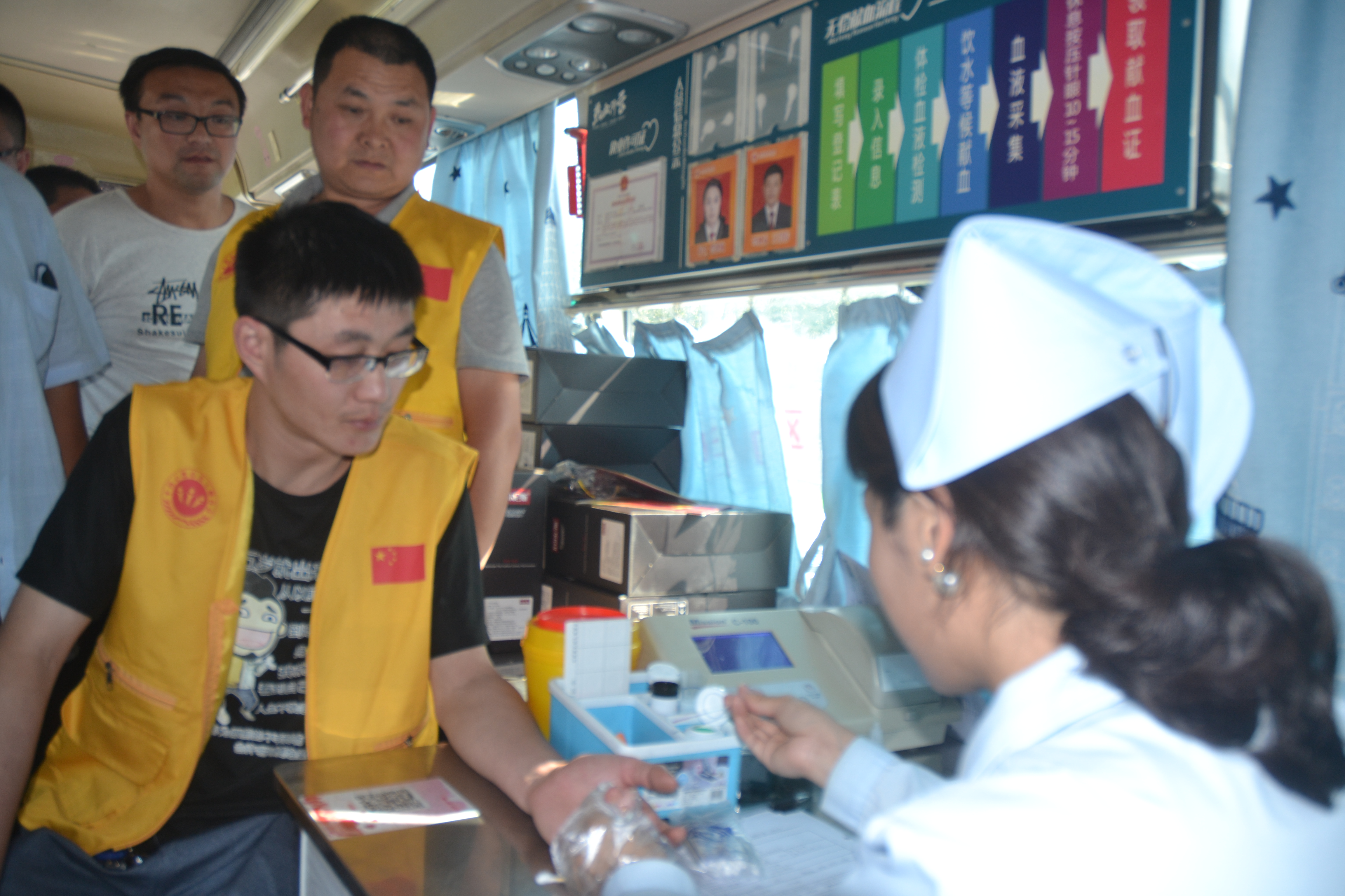 让血液把我们的心连接在一起 ----心连心献血纪实(图27)