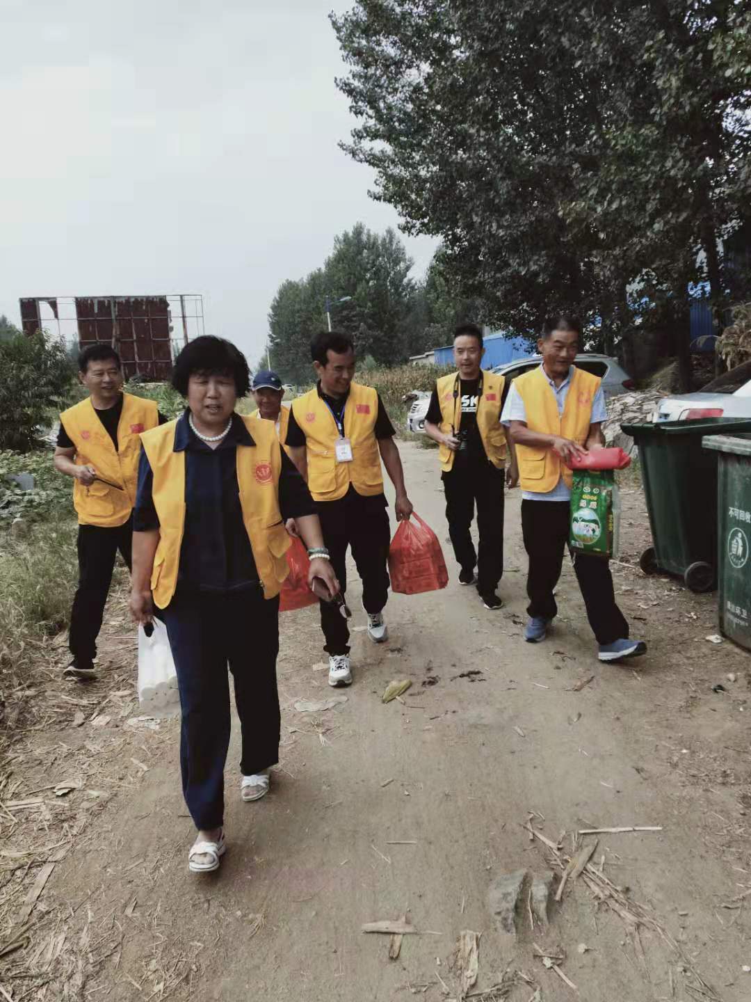 新时代文明实践：关爱孤寡老人共度中秋佳节(图2)