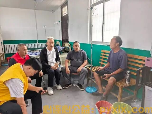 平邑助农鲜桃滞销，两家公益组织联手抢收，化解果农燃眉之急(图2)