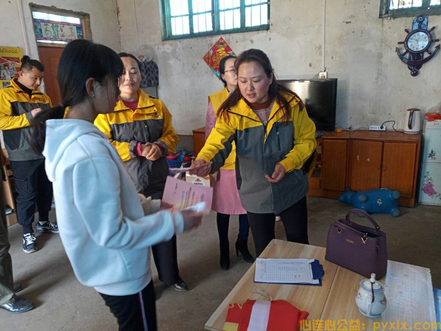 给郑城品学兼优的学子们送助学金(图5)