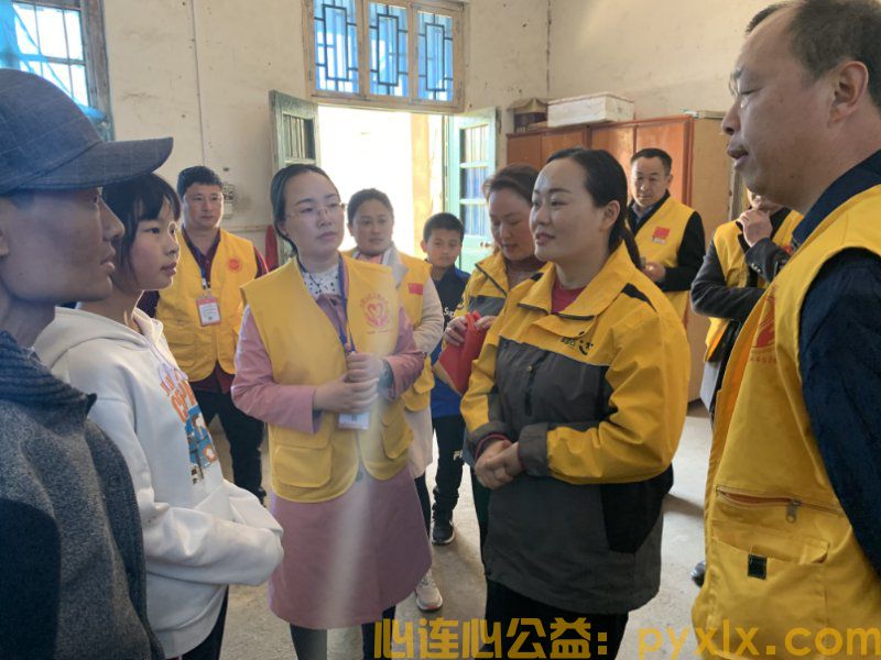 给郑城品学兼优的学子们送助学金(图6)
