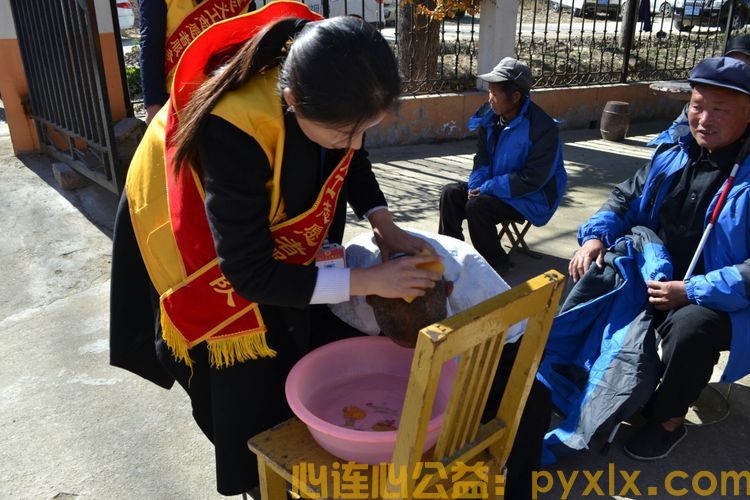 情暖重阳，心连心爱心商家走访慰问流域镇敬老院和贫困户(图3)