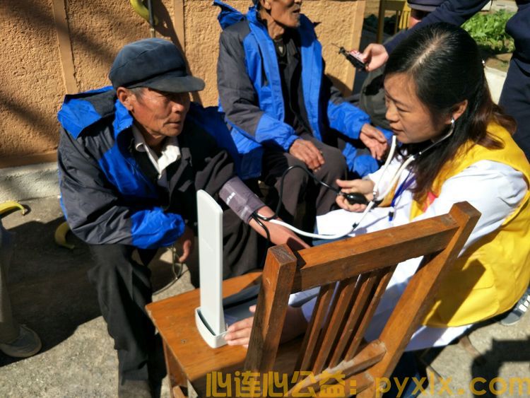 情暖重阳，心连心爱心商家走访慰问流域镇敬老院和贫困户(图5)