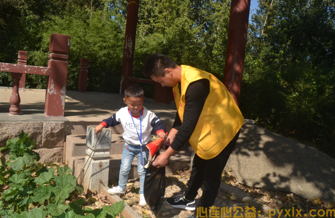 十月一国庆期间，心连心公益为平邑冠鲁广场“大扫除”(图7)