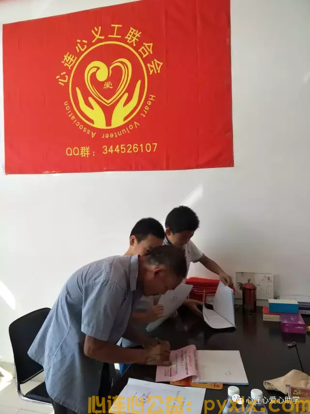 从事公益久了，孩子也学会了奉献(图2)