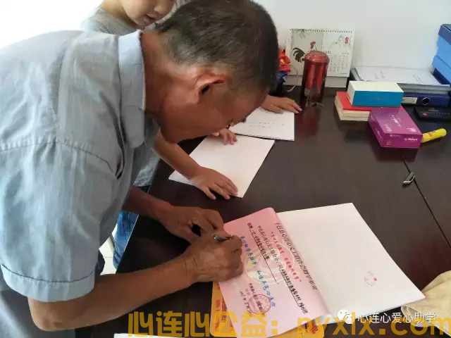 从事公益久了，孩子也学会了奉献(图3)